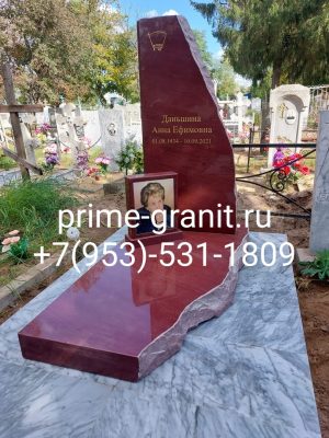 Малиновый кварцит памятник