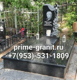 Памятник с розой