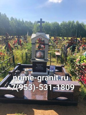 часовня из гранита на кладбище