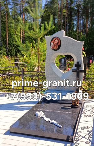 Памятник с сердцем и крестом