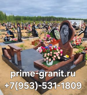 Памятник с сердцем из красного гранита