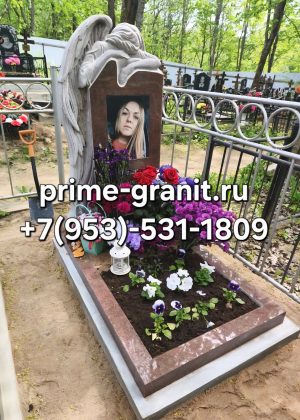 Памятник с ангелом из красного гранита